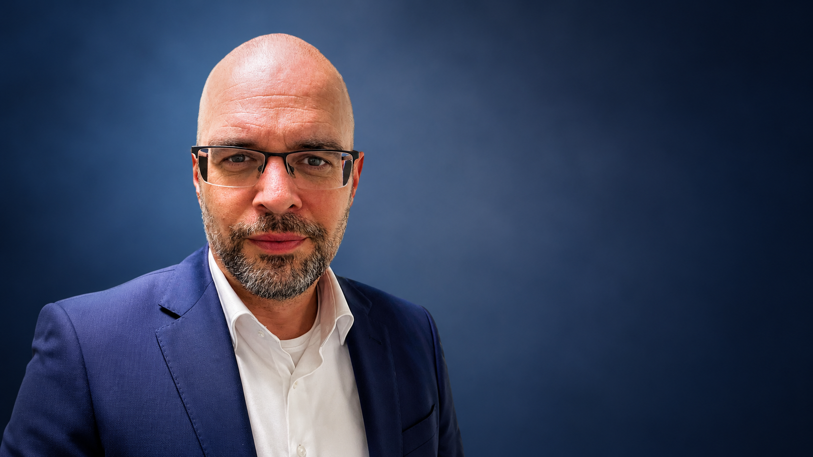 Portret van Robin Prijs — operationeel leider, organisatiebouwer, mediamaker, radiomaker en auteur